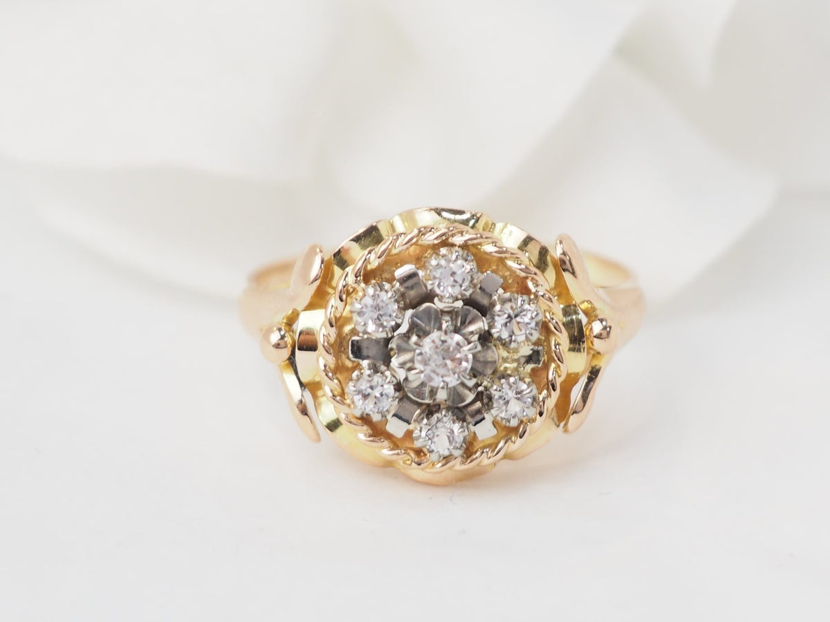 Bague ancienne L'Aurore en or jaune 18 carats sertie de pierres blanches, style années 60, vue de face.