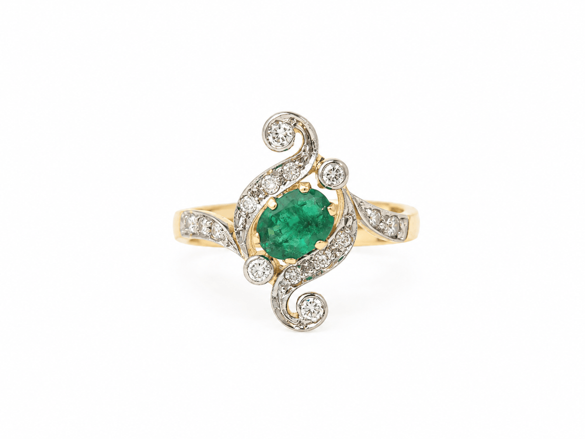 Bague L'Aurore Art Nouveau en or jaune avec émeraude ovale de 0,60 ct et diamants sertis sur des volutes élégantes.
