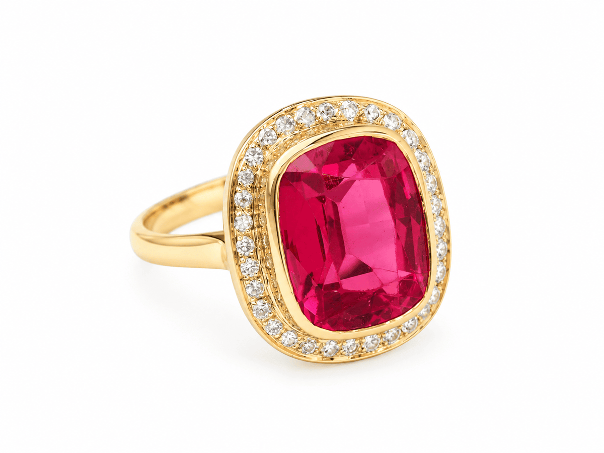 Bague Art nouveau L'Aurore en or jaune 18 carats avec un rubis de Verneuil coussin entouré de diamants
