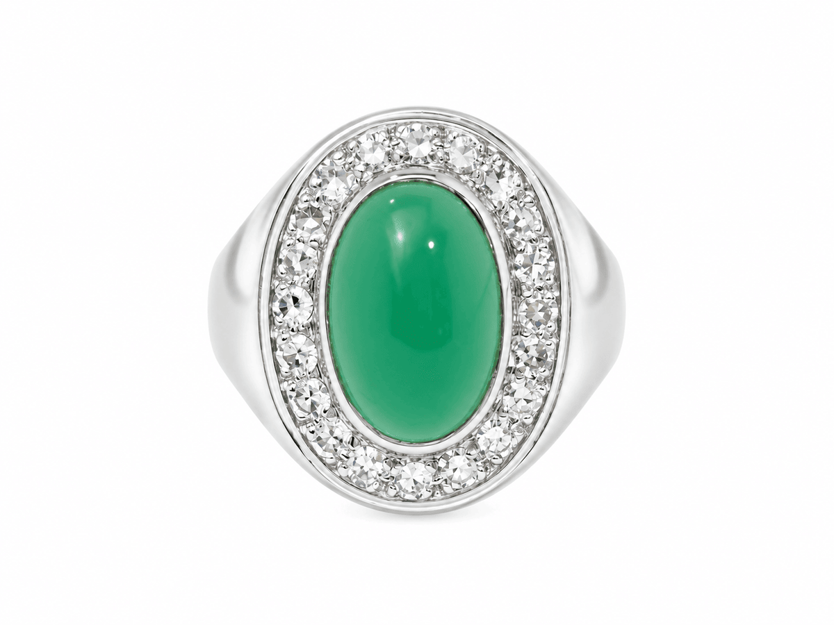 Bague chevalière L'Aurore vintage en or blanc 18 carats avec agate verte cabochon et entourage de diamants