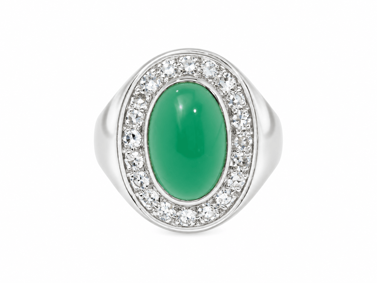 Bague chevalière L'Aurore vintage en or blanc 18 carats avec agate verte cabochon et entourage de diamants