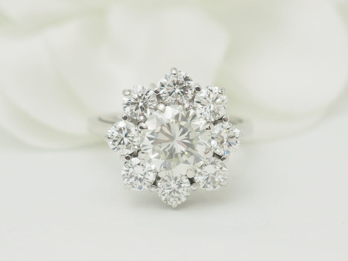 Bague marguerite L'Aurore en or blanc 18 carats avec diamant central de 1,80 carat entouré de huit brillants