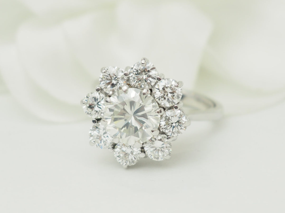 Bague marguerite ancienne L'Aurore en or blanc 18 carats avec diamant central de 1,80 carat et entourage de brillants
