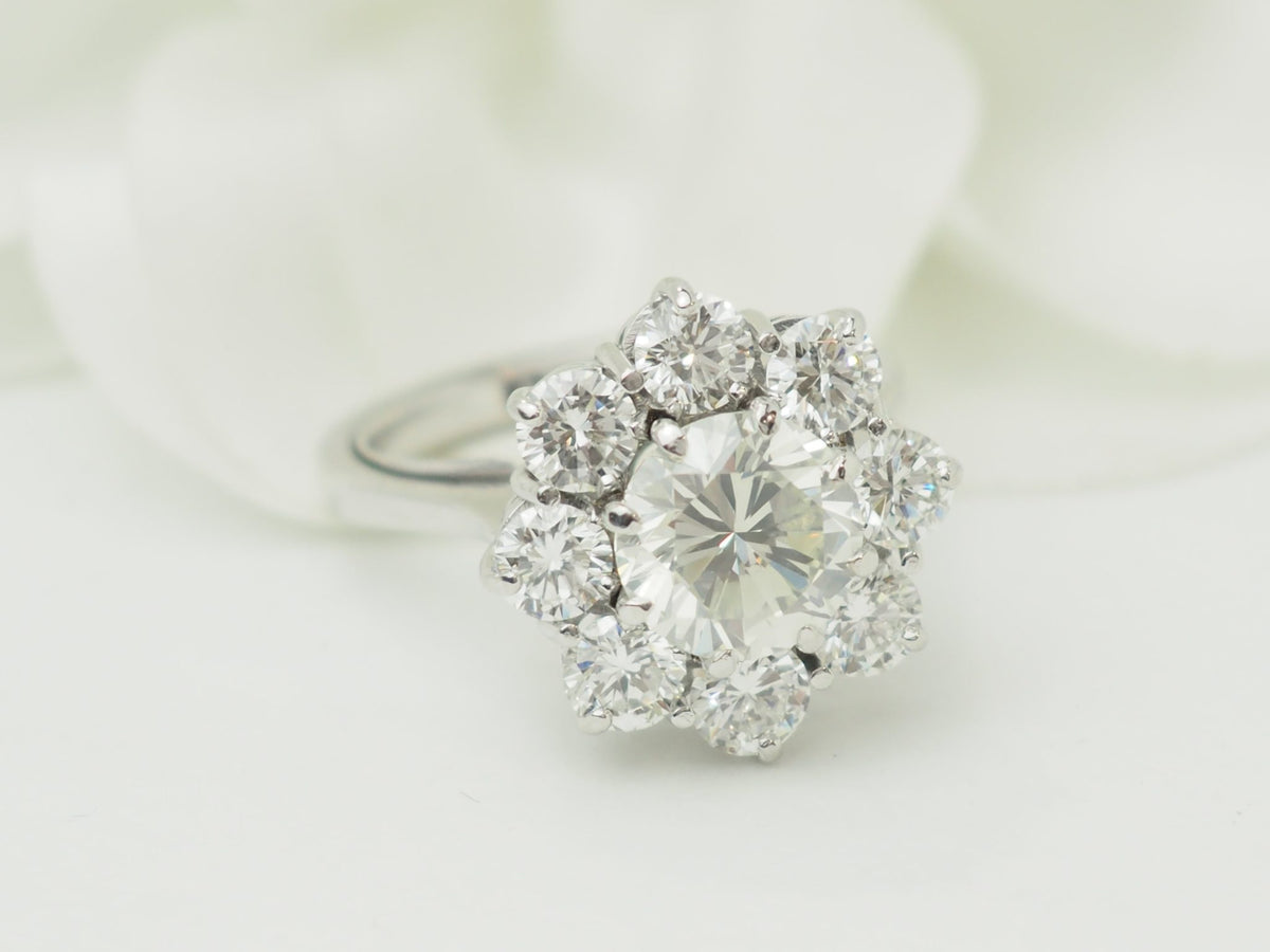 Bague marguerite L'Aurore en or blanc 18 carats avec diamant central de 1,80 carat et entourage de diamants