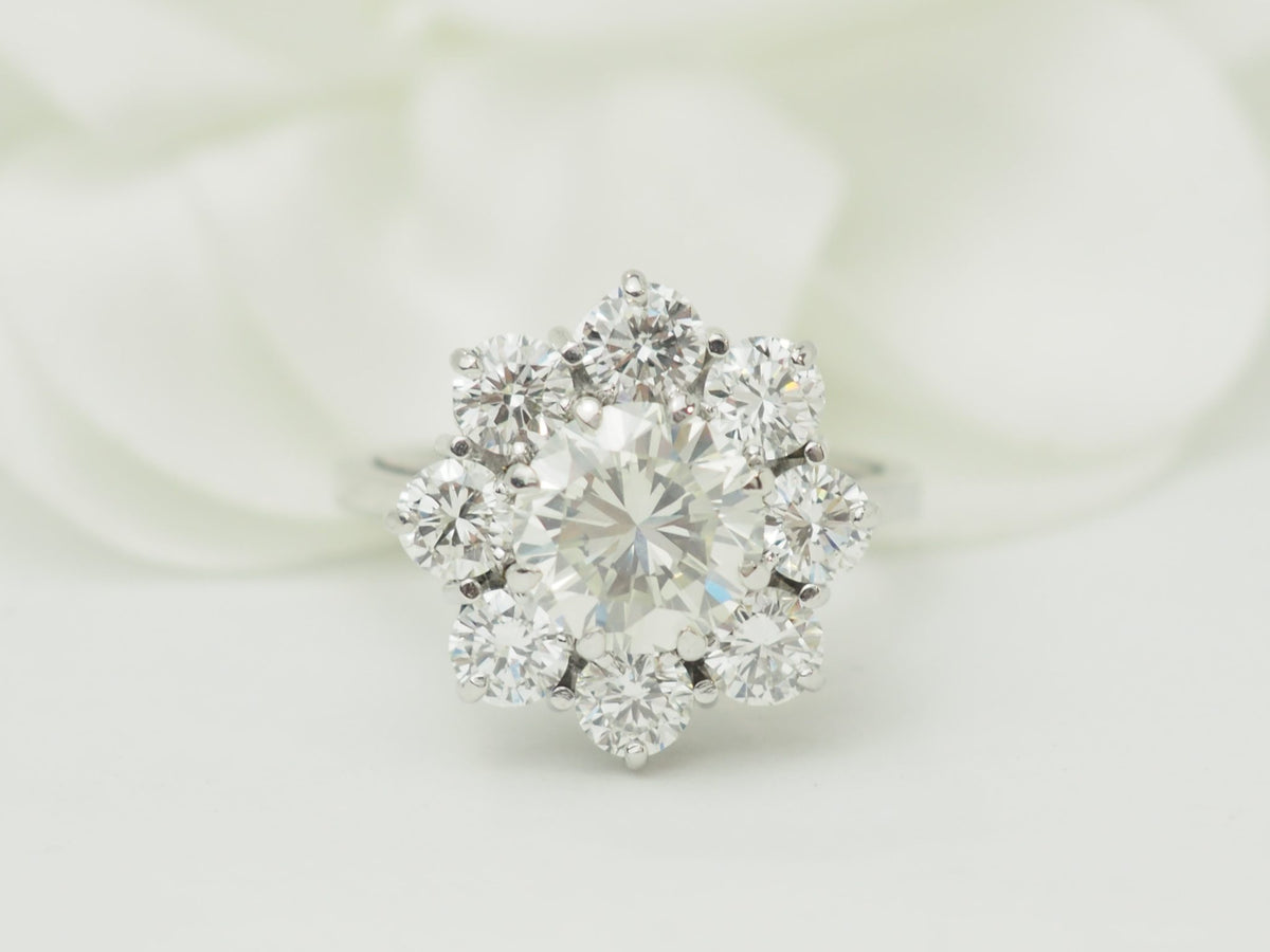 Bague marguerite ancienne L'Aurore en or blanc 18 carats avec diamant central de 1,80 carat et entourage de brillants