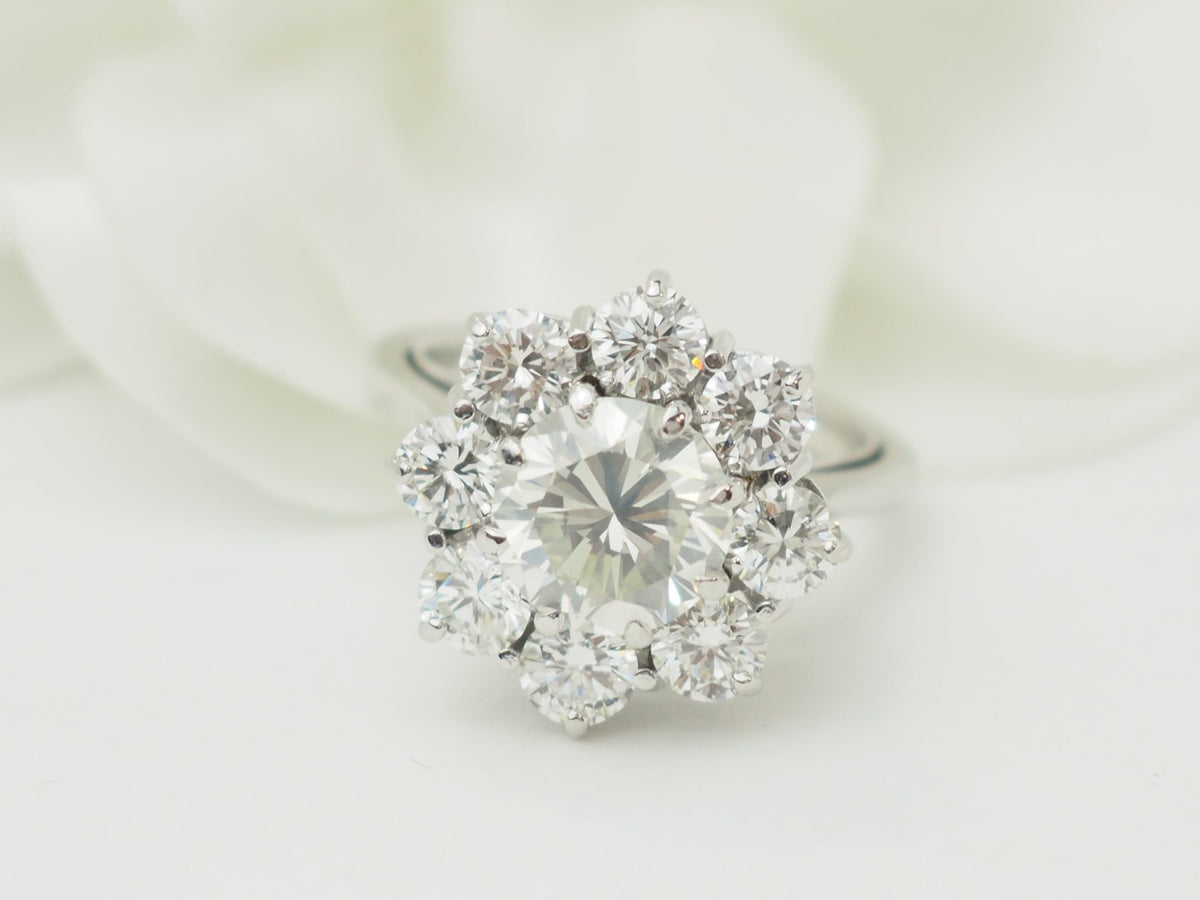 Bague marguerite L'Aurore en or blanc 18 carats avec diamant central de 1,80 carat entouré de huit brillants