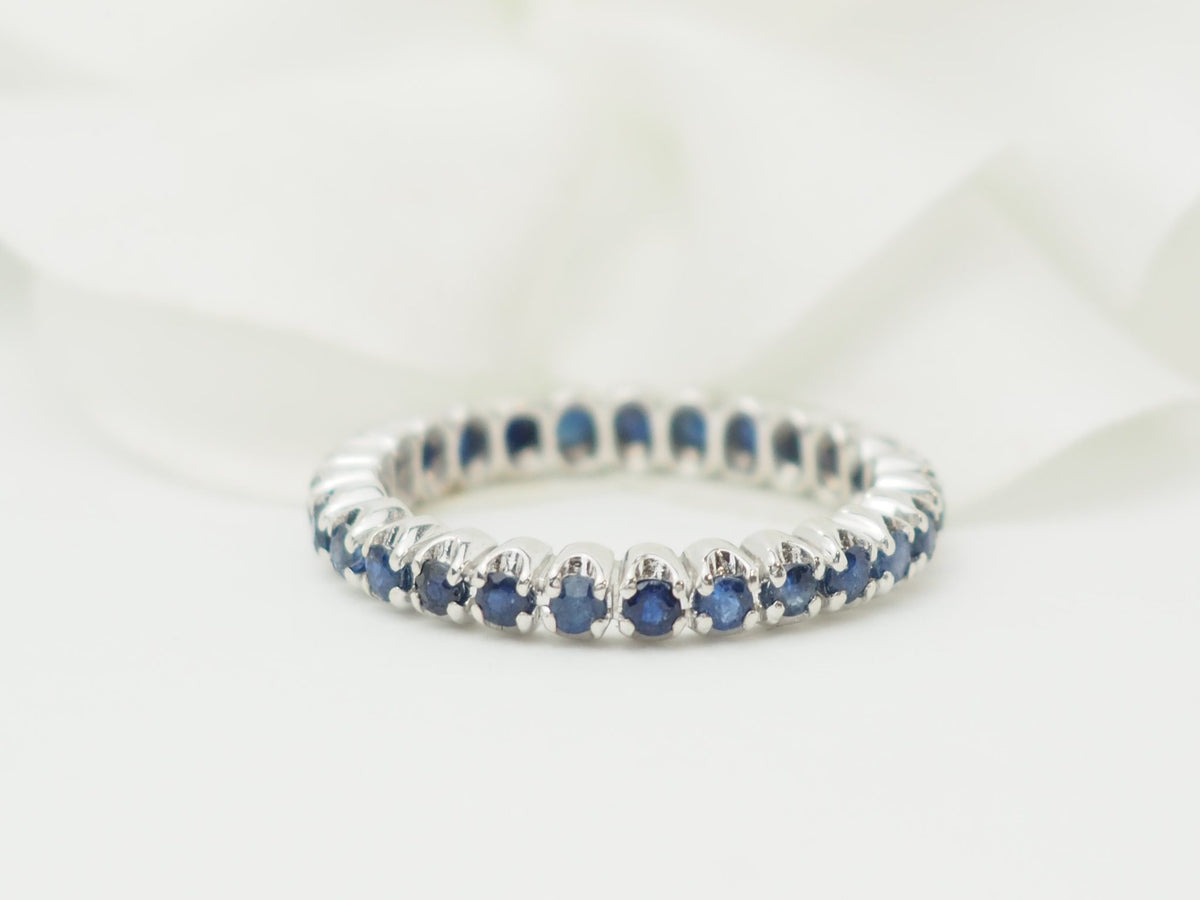 Alliance complète L'Aurore en or blanc 18 carats sertie de saphirs bleus naturels sur tout le tour