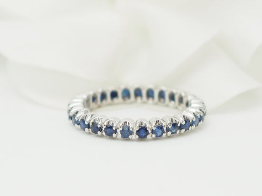 Alliance complète L'Aurore en or blanc 18 carats sertie de saphirs bleus naturels sur tout le tour