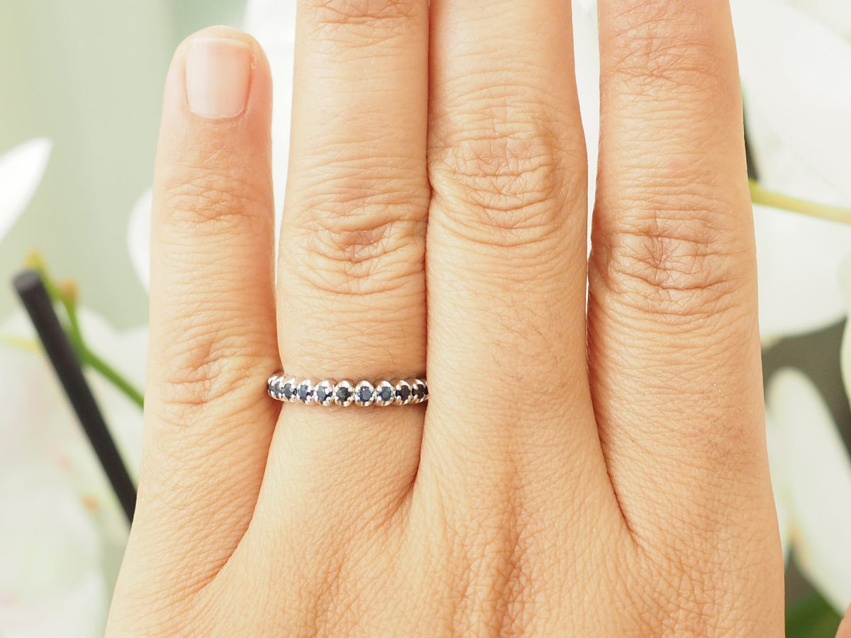 Alliance complète L'Aurore en or blanc 18 carats ornée de saphirs bleus naturels portée au doigt