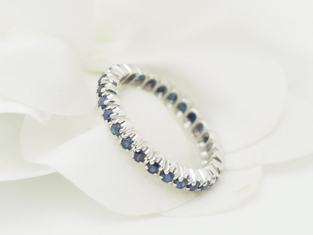 Alliance complète L'Aurore en or blanc 18 carats sertie de saphirs bleus naturels sur un pétale blanc