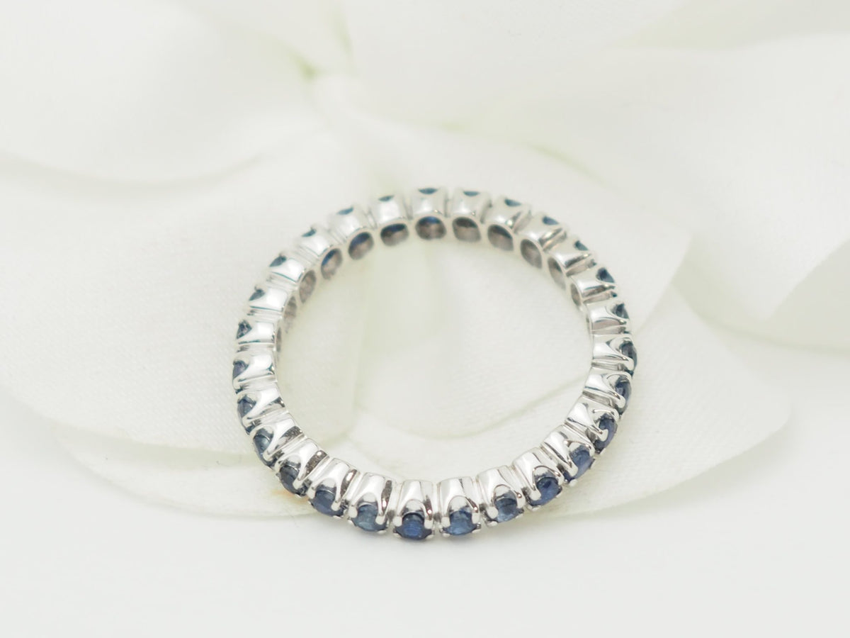 Alliance complète L'Aurore en or blanc 18 carats sertie de saphirs bleus naturels sur tout le tour