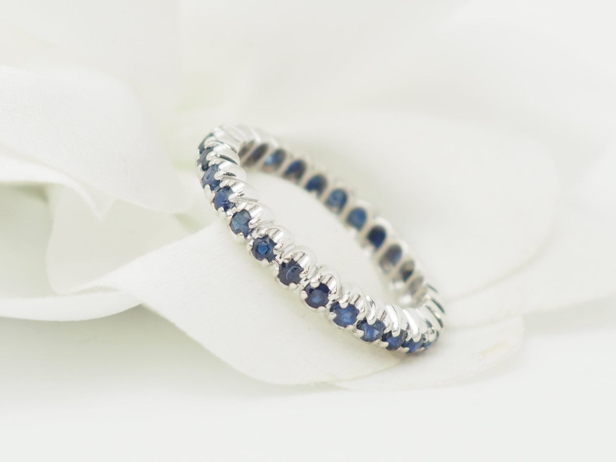Alliance complète L'Aurore en or blanc 18 carats sertie de saphirs bleus naturels sur un pétale blanc