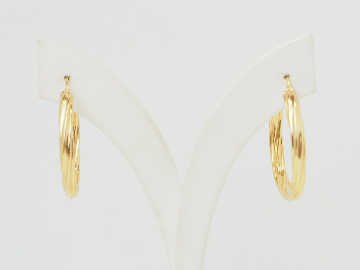 Créoles torsadées L'Aurore en or jaune 18 carats, diamètre 30 mm avec finition polie brillante.