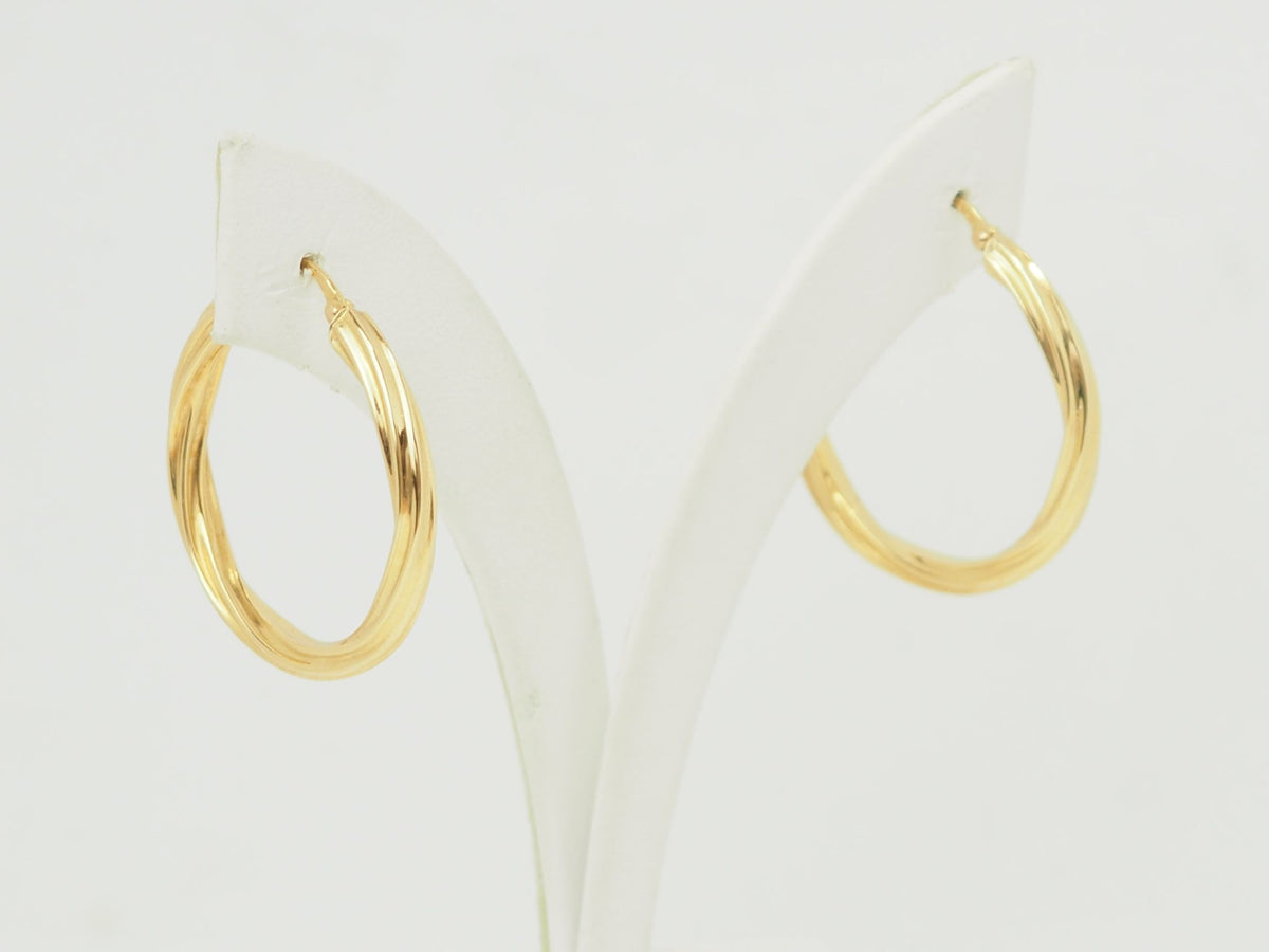 Créoles torsadées L'Aurore en or jaune 18 carats, diamètre 30 mm avec finition polie brillante.