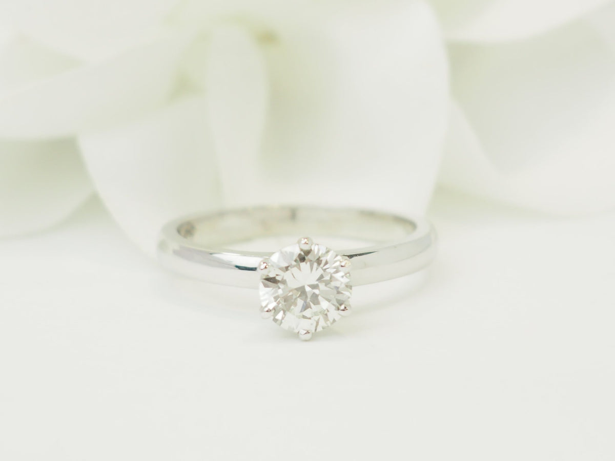Bague solitaire L'Aurore en or blanc 18 carats avec diamant taille brillant de 0,94 carat serti 6 griffes
