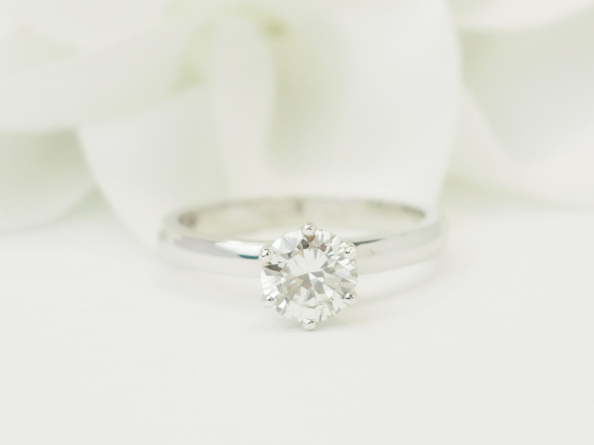 Bague solitaire L'Aurore en or blanc 18 carats avec diamant taille brillant de 0,94 carat serti 6 griffes
