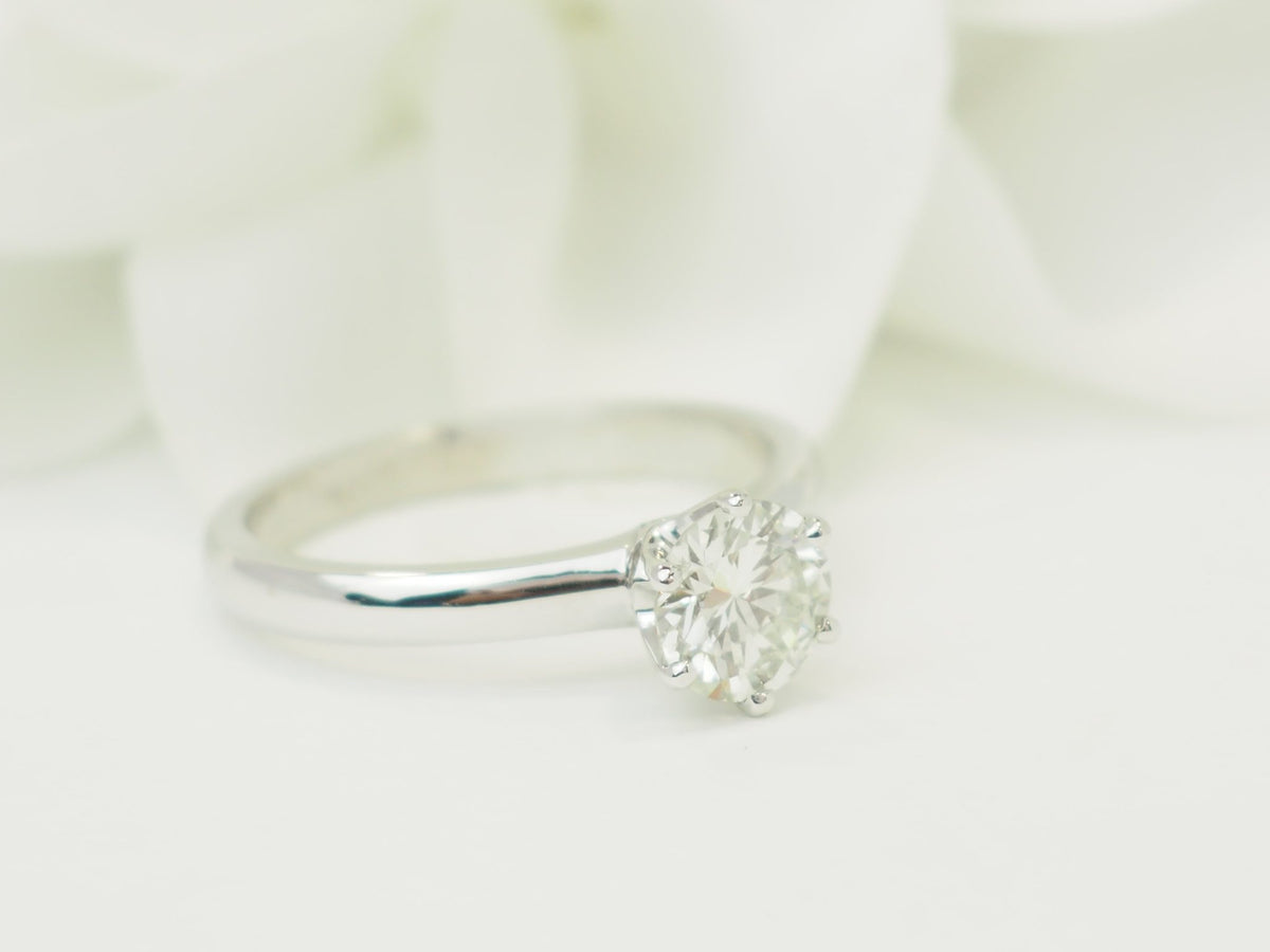 Bague solitaire L'Aurore en or blanc 18 carats avec un diamant taille brillant de 0,94 carat serti 6 griffes