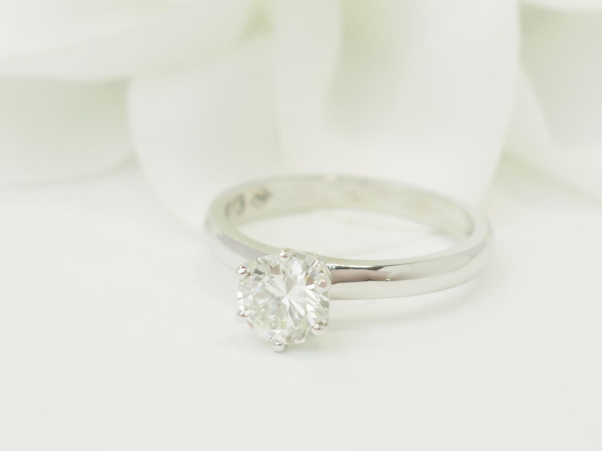 Bague solitaire L'Aurore en or blanc 18 carats avec un diamant taille brillant de 0,94 carat serti 6 griffes