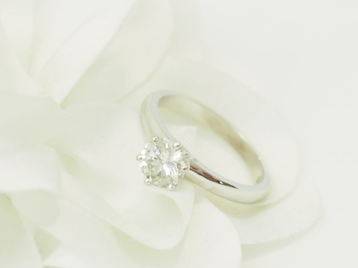Bague solitaire L'Aurore en or blanc 18 carats avec un diamant taille brillant de 0,94 carat serti 6 griffes