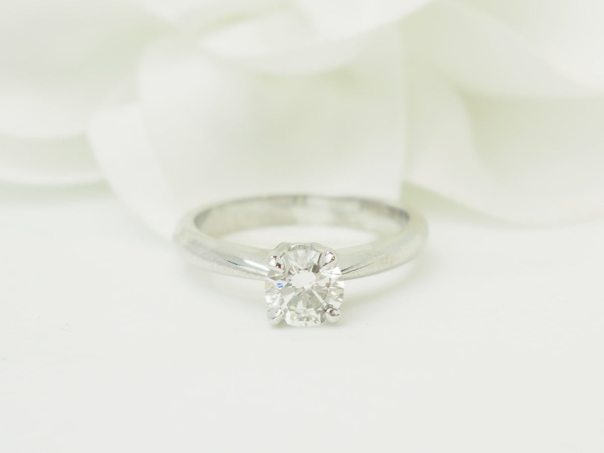 Bague solitaire L'Aurore en or blanc 18 carats avec un diamant taille brillant de 0,78 carat serti 4 griffes