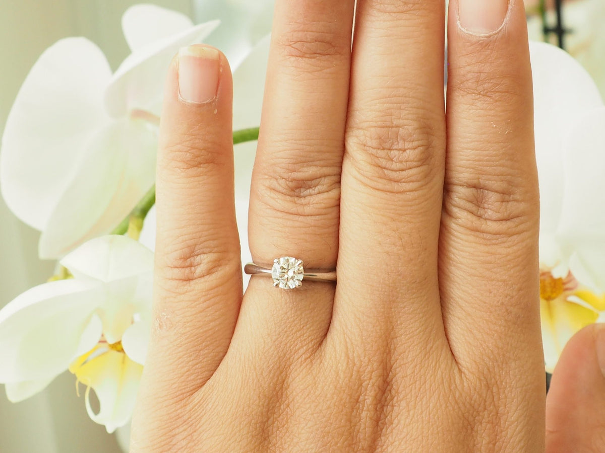 Bague solitaire L'Aurore en or blanc 18 carats avec diamant taille brillant 0,78 carat serti 4 griffes au doigt