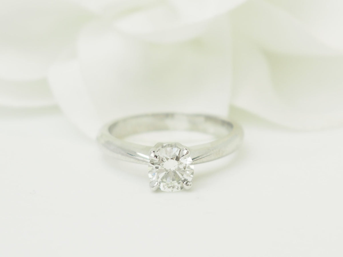 Bague solitaire L'Aurore en or blanc 18 carats avec diamant taille brillant de 0,78 carat serti 4 griffes