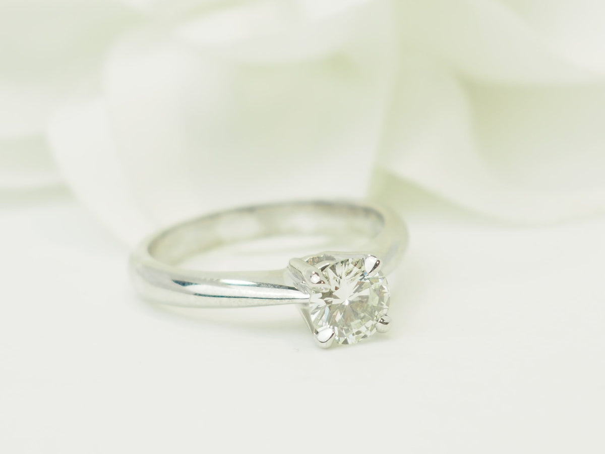 Bague solitaire L'Aurore en or blanc 18 carats avec diamant taille brillant de 0,78 carat serti 4 griffes