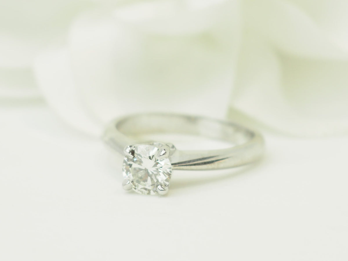 Bague solitaire L'Aurore en or blanc 18 carats avec diamant taille brillant de 0,78 carat serti 4 griffes