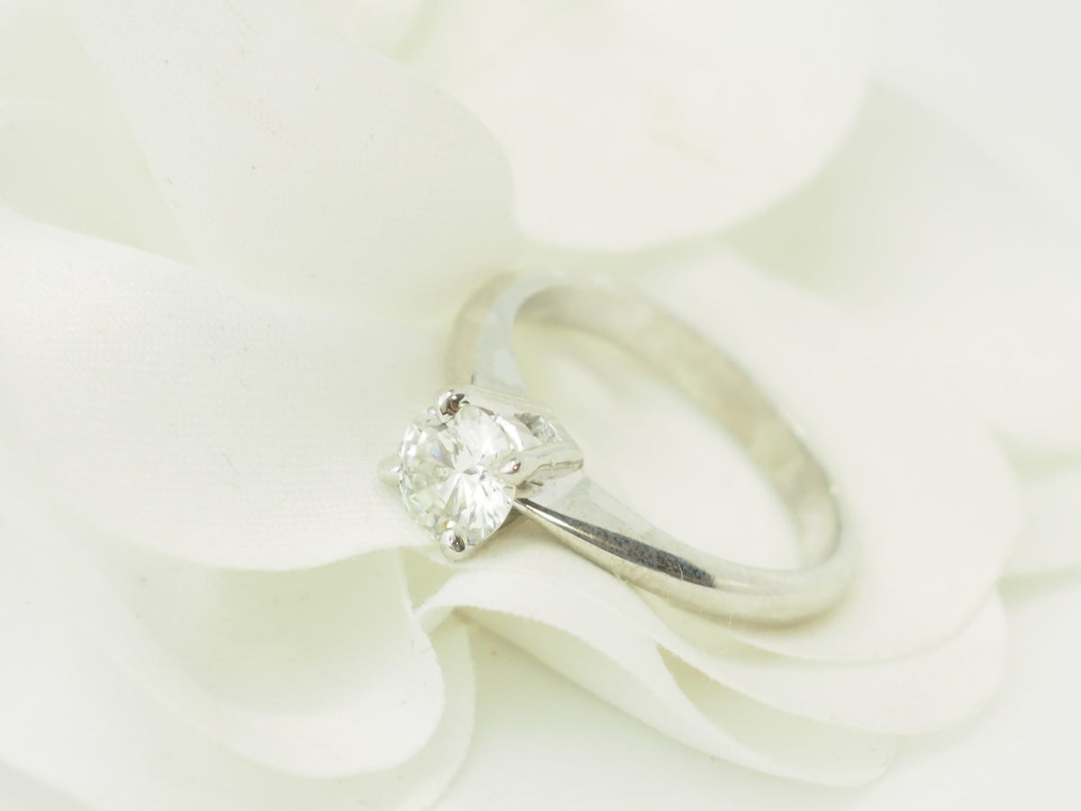 Bague solitaire L'Aurore en or blanc 18 carats avec diamant taille brillant de 0,78 carat serti 4 griffes