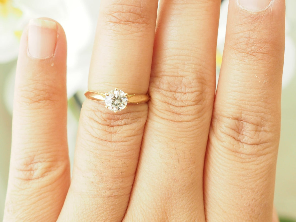 Bague solitaire L'Aurore en or jaune 18 carats avec diamant brillant de 0,74 carat serti par six griffes