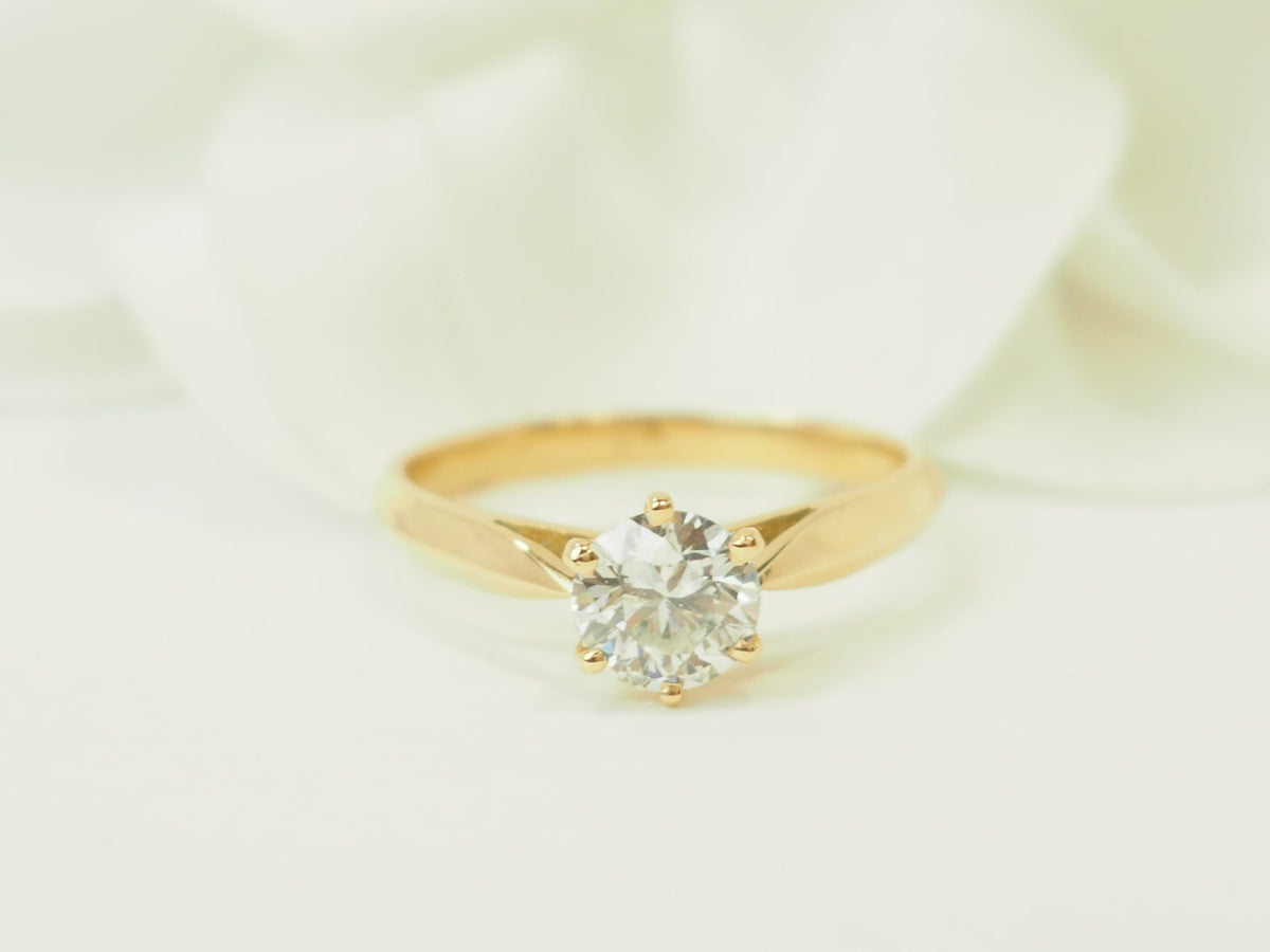Bague solitaire L'Aurore en or jaune 18 carats avec un diamant taille brillant de 0,74 carat serti 6 griffes
