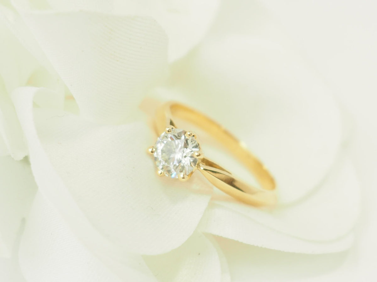 Bague solitaire L'Aurore en or jaune 18 carats avec diamant taille brillant de 0,74 carat serti 6 griffes
