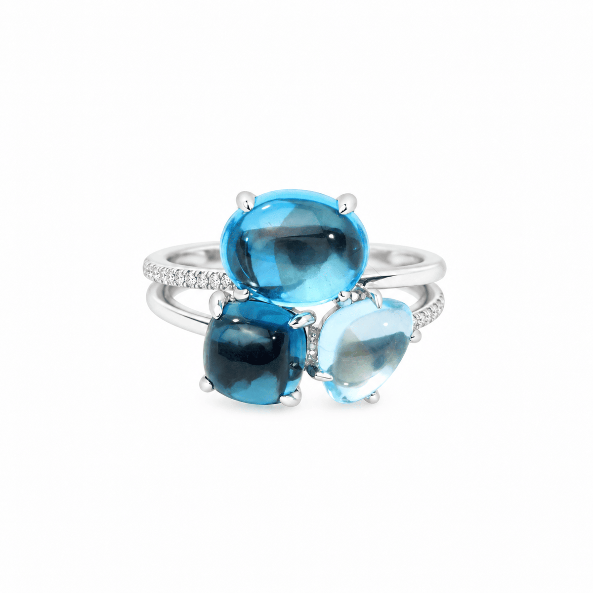 Bague L'Aurore en or blanc 18 carats ornée d'une aigue-marine et de deux topazes bleues cabochon avec diamants