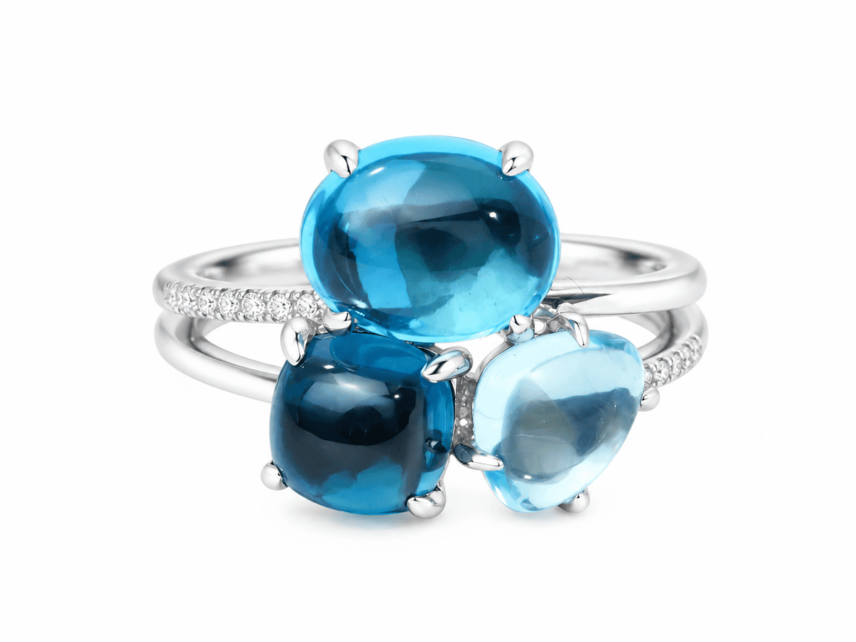 Bague L'Aurore en or blanc 18 carats ornée d'une aigue-marine et de deux topazes bleues cabochons avec diamants