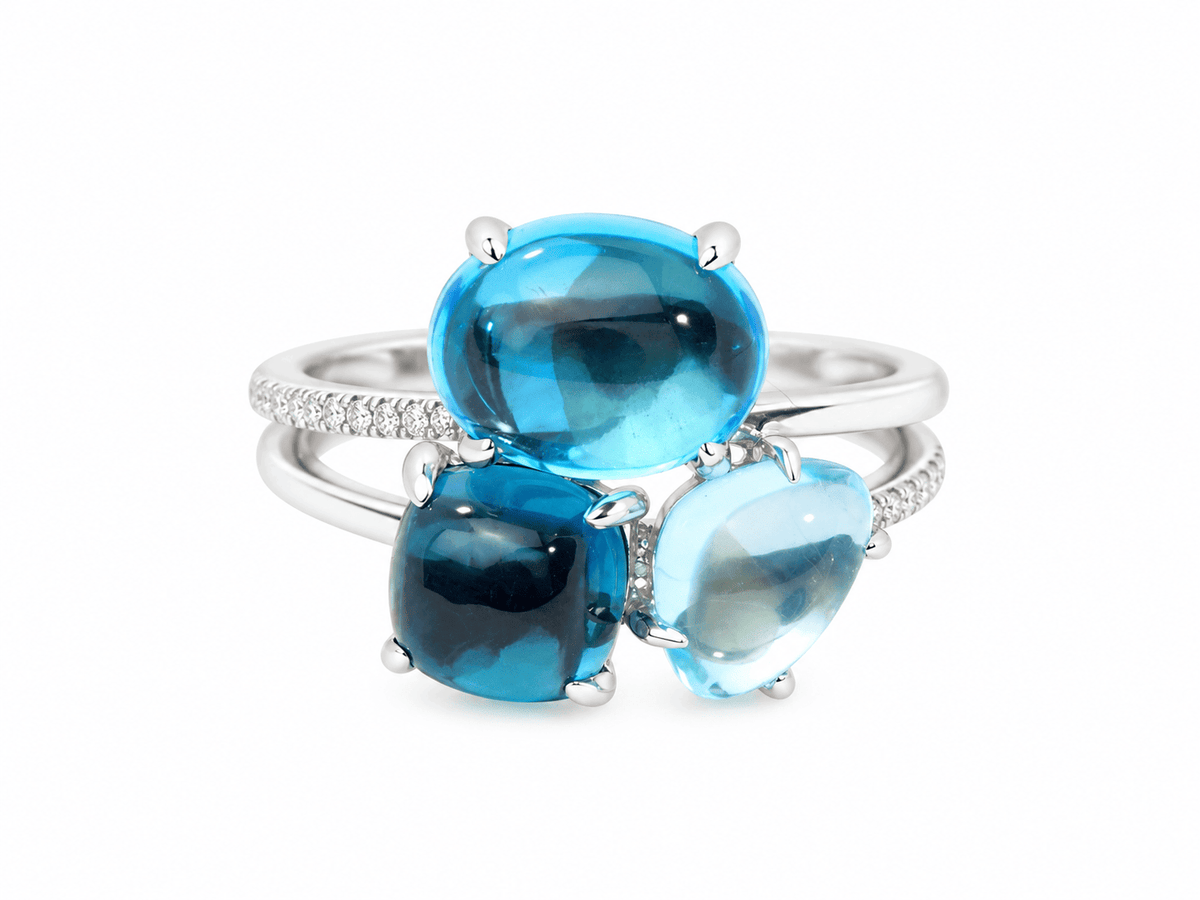 Bague L'Aurore en or blanc 18 carats ornée d'une aigue-marine et de topazes bleues cabochons avec pavage de diamants