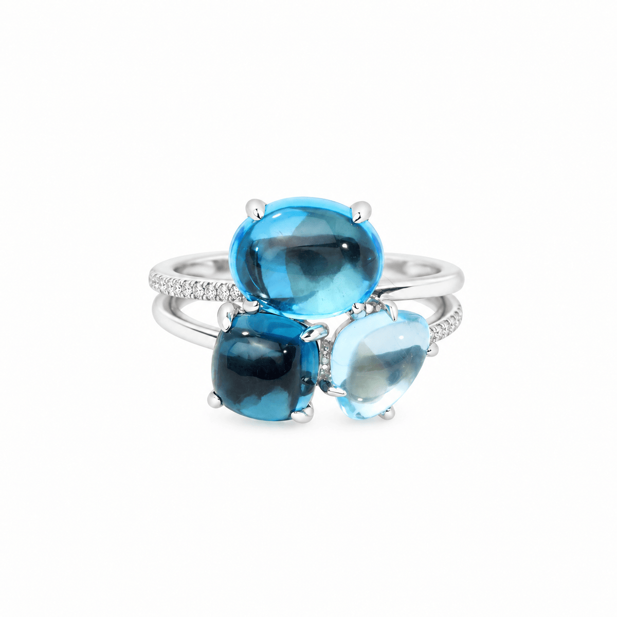 Bague L'Aurore en or blanc 18 carats ornée d'une aigue-marine et de deux topazes bleues cabochon avec diamants