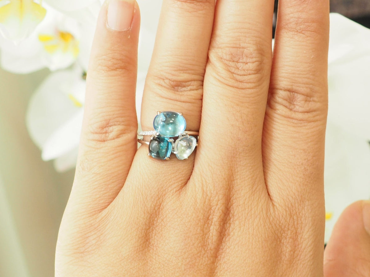 Bague L'Aurore en or blanc 18 carats ornée d'une aigue-marine, de topazes bleues cabochon et de diamants