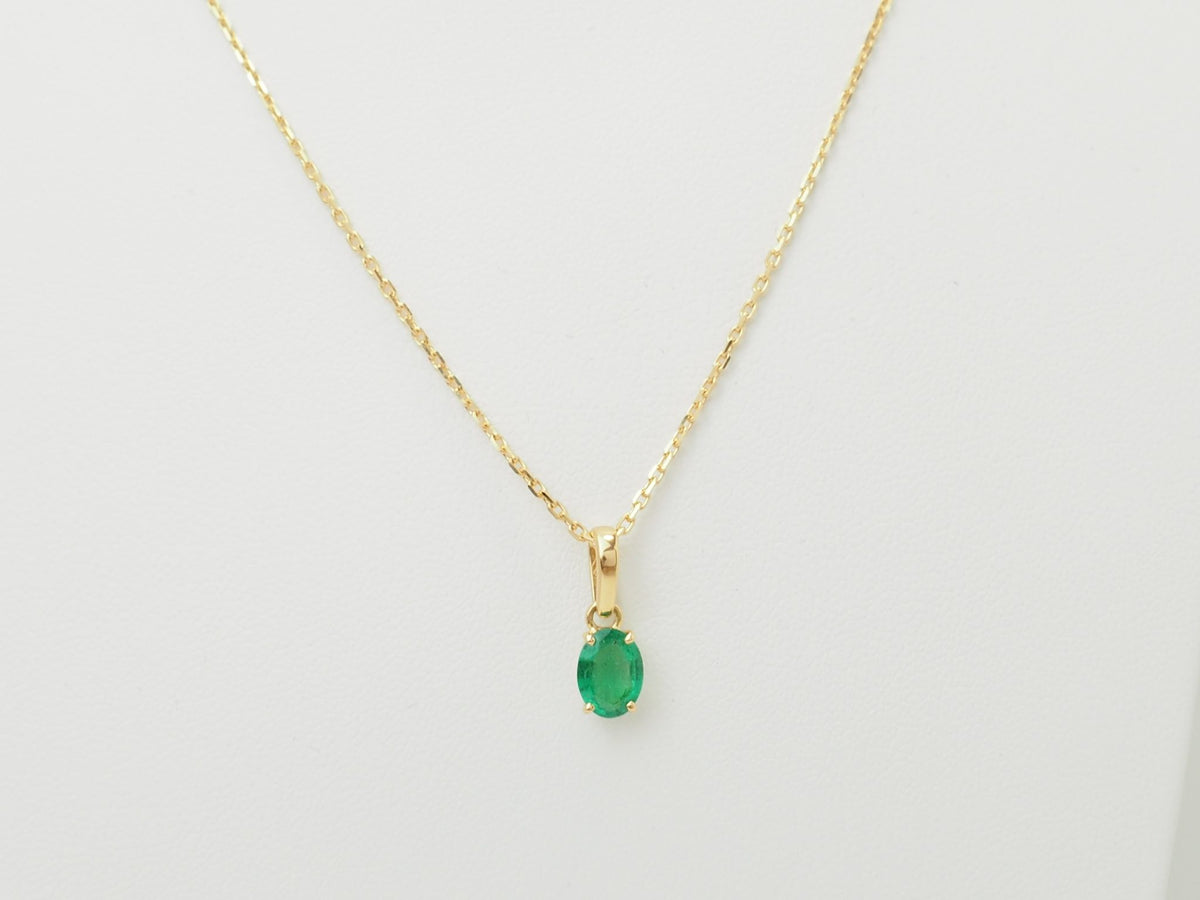 Pendentif L'Aurore en or jaune 18 carats avec une émeraude naturelle ovale de 0,65 carat sur une fine chaîne dorée
