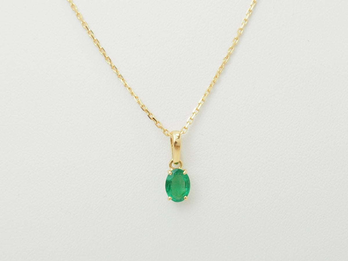 Pendentif L'Aurore en or jaune 18 carats avec une émeraude naturelle ovale de 0,65 carat sur fond blanc