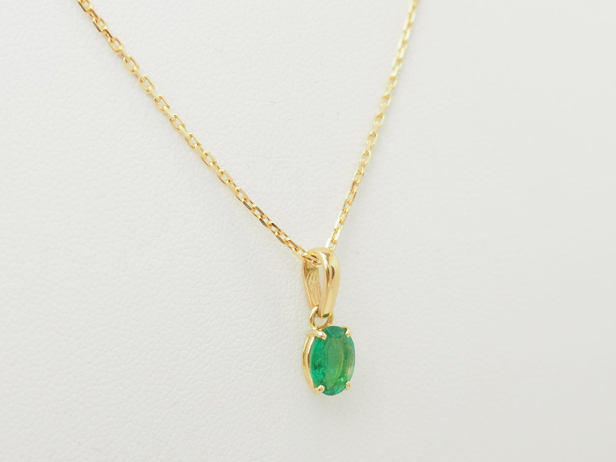 Pendentif L'Aurore en or jaune 18 carats avec une émeraude naturelle ovale de 0,65 carat sur une fine chaîne dorée