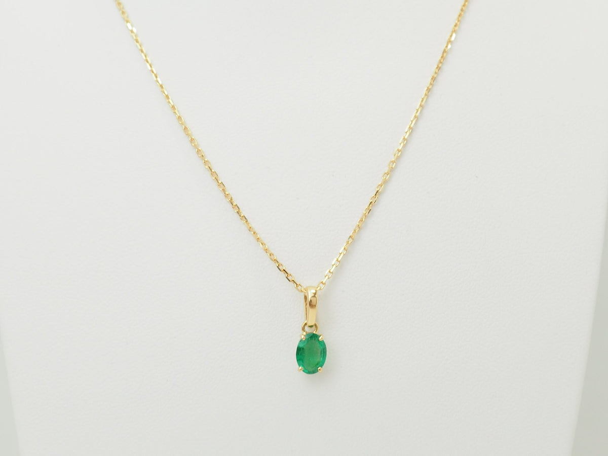 Pendentif L'Aurore en or jaune 18 carats avec une émeraude naturelle ovale de 0,65 carat sur fond blanc
