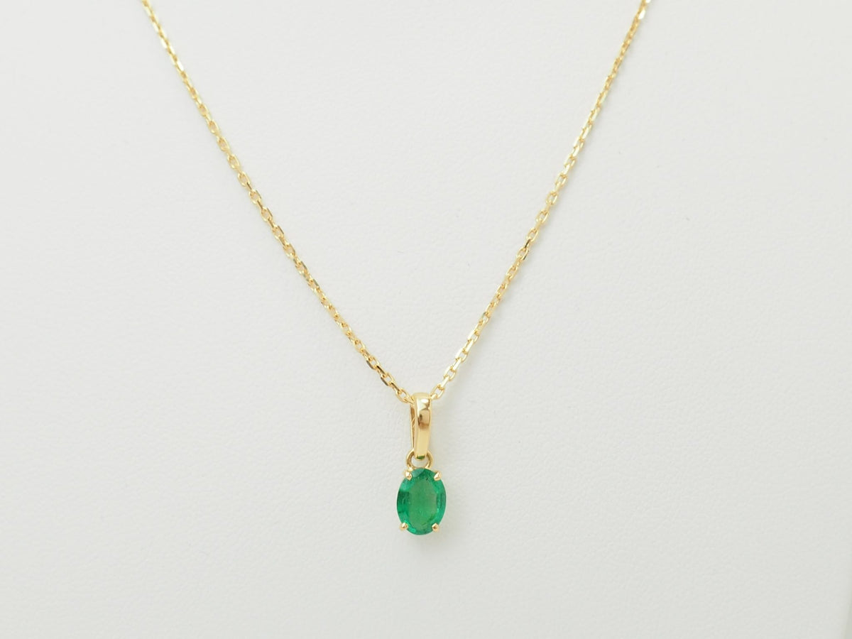 Pendentif L'Aurore en or jaune 18 carats avec une émeraude naturelle ovale de 0,65 carat sur une fine chaîne dorée