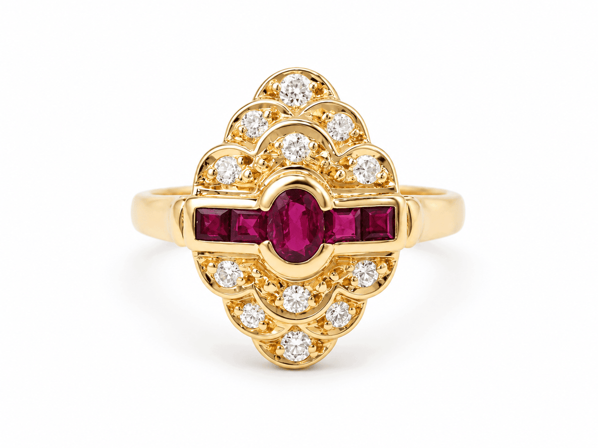 Bague marquise vintage L'Aurore en or jaune 18k, ornée d'une ligne de rubis et de diamants taille brillant