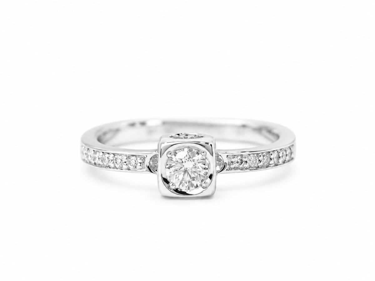 Bague L'Aurore Dinh Van Cube en or blanc 18 carats ornée d'un diamant central et de diamants sur l'anneau
