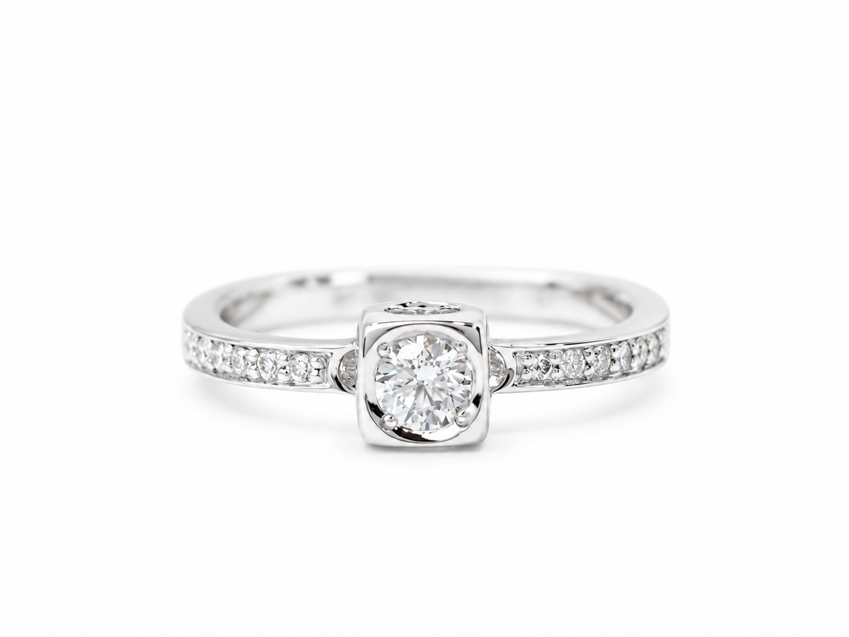 Bague L'Aurore Dinh Van Cube en or blanc 18 carats ornée d'un diamant central et de diamants sur l'anneau