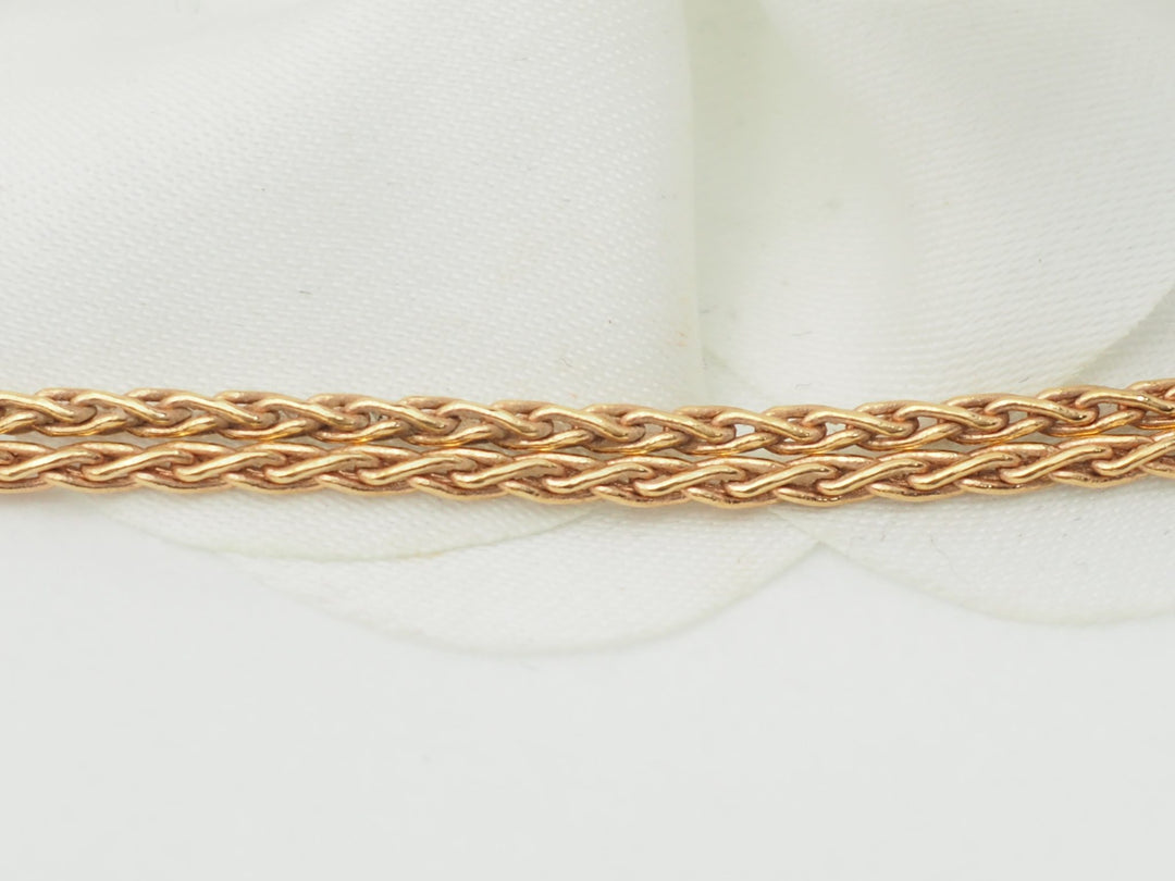 Gros plan sur la chaîne maille corde en or rose 18 carats du collier L&