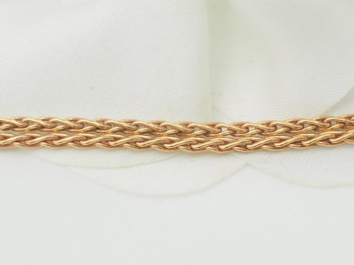 Gros plan sur la chaîne maille corde en or rose 18 carats du collier L&