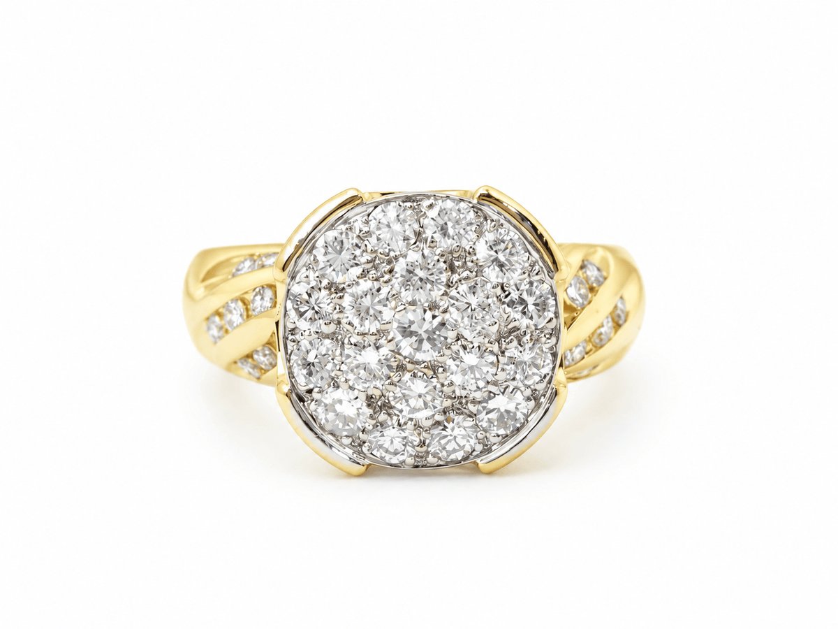 Bague L'Aurore en or jaune 18 carats avec un plateau pavé de diamants taille brillant et épaules serties