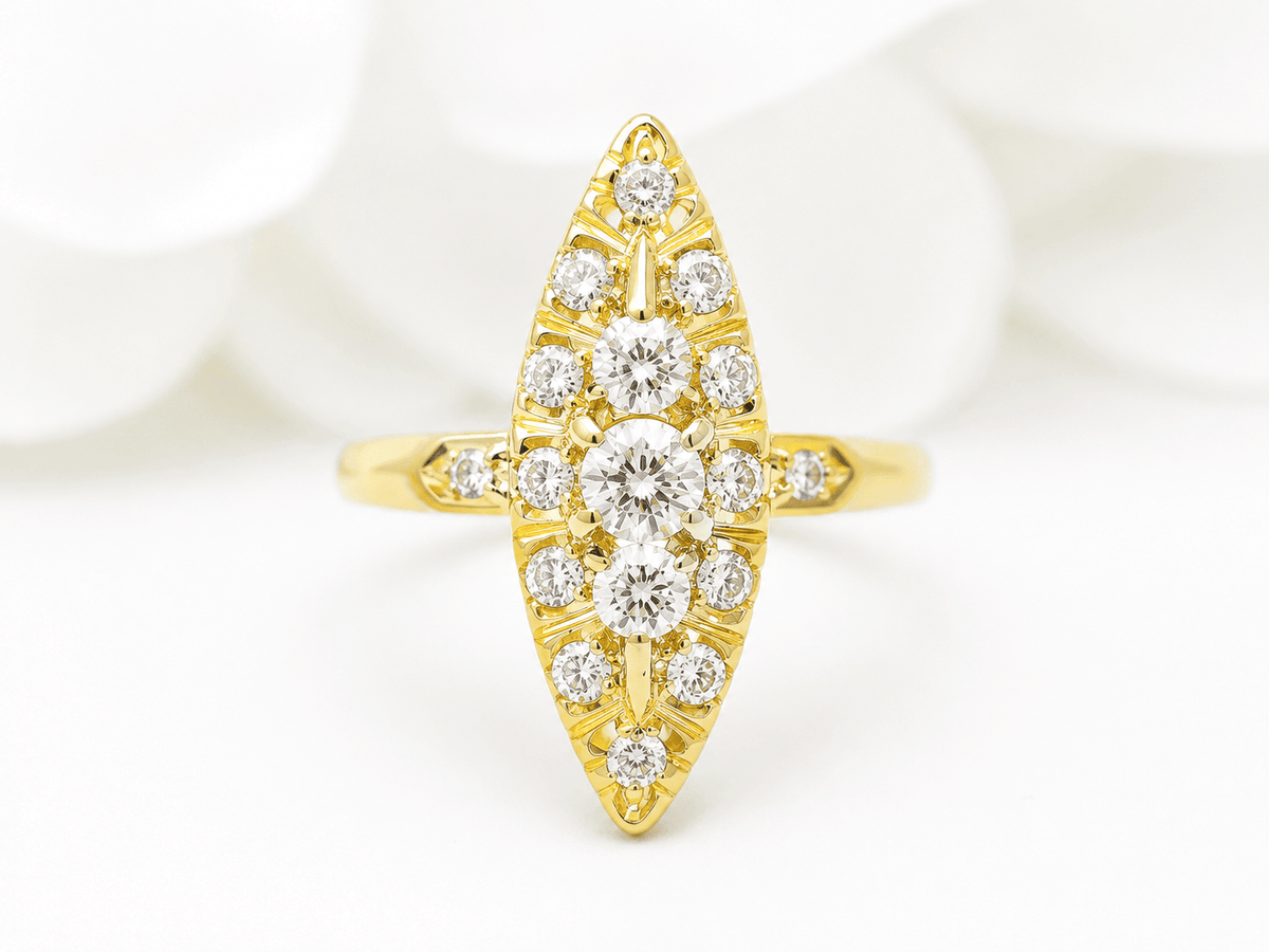 Bague marquise L'Aurore en or jaune 18 carats sertie de diamants taille brillant sur un plateau allongé et ciselé
