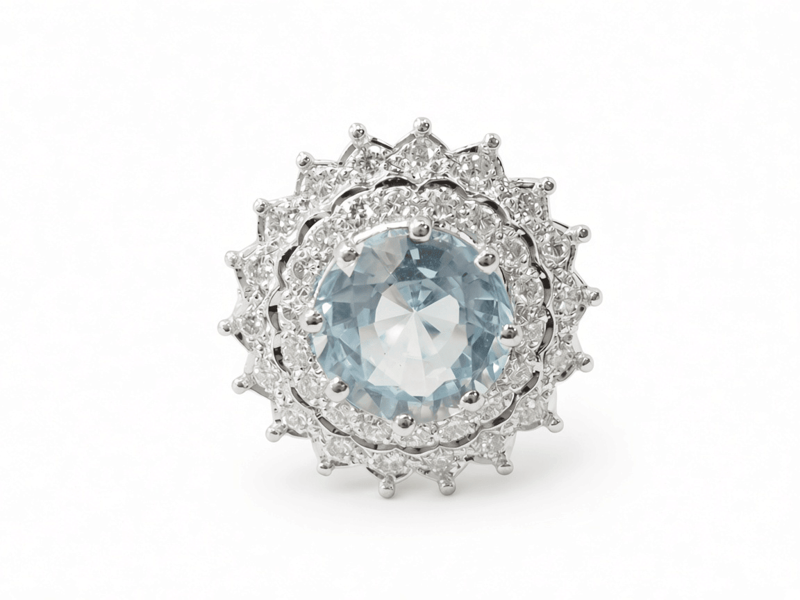 Bague cocktail L'Aurore en métal argenté avec pierre centrale bleu ciel entourée d'un double halo de diamants